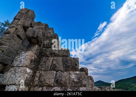 Ruines de la porte d'Arcadie et murs près de l'ancien Messène (Messini). Grèce. Banque D'Images