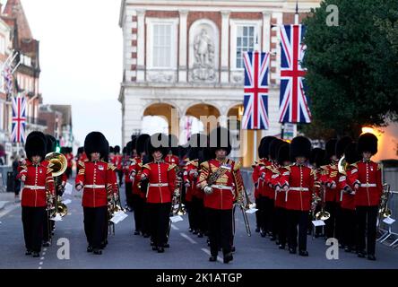 Les membres de la bande des Grenadier Guards descendent la rue High à Windsor, après une répétition tôt le matin des funérailles de la reine Elizabeth II, avant ses funérailles, lundi. Date de la photo: Samedi 17 septembre 2022. Banque D'Images