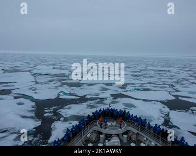 Arc du navire de l'Esprit hanséatique MS dans l'océan arctique contre ciel bleu nuageux. Gros plan Svalbard, Spitsbergen, Norvège. 27 juillet 2022 Banque D'Images