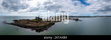 Vue aérienne du promontoire de Mumbles avec le phare historique et les jetées dans la baie de Swansea Banque D'Images