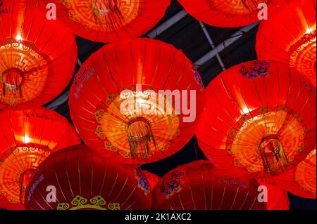 Lanternes chinoises illuminées au marché nocturne de Petaling Street, Chinatown, Kuala Lumpur, Malaisie Banque D'Images