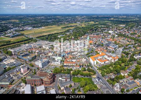 Vue aérienne, vue sur la ville, église de jeunesse evang. / Église de Luther, dans le fond l'evang. Eglise Paulus, centre, Hamm, région de la Ruhr, Rhénanie-du-Nord-Westphalie Banque D'Images