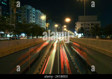 Dubai, Émirats Arabes Unis - 4 mai 2022 ; rue de dubaï de nuit . Banque D'Images