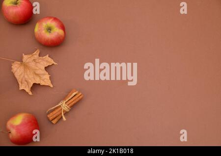 Composition automatique avec espace de copie. Feuilles d'automne, pomme, cannelle sur brun foncé. Concept de jour de Thanksgiving. Flat lay, vue de dessus. Banque D'Images