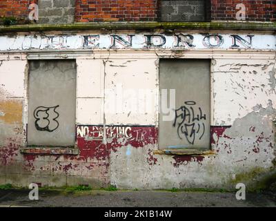 Graffitis sur les murs d'un magasin abandonné à Belfast Banque D'Images