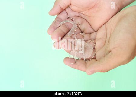 Concept d'entretien du dispositif de retenue. Main tenant les dispositifs de retenue dentaires hawley avec l'espace de copie. Banque D'Images