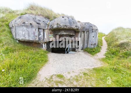 Ancien bunker de la guerre mondiale 2 sur la côte danoise à Hirtshals. Banque D'Images