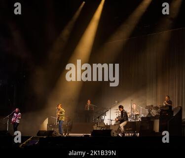 Las Vegas, États-Unis. 17th septembre 2022. Les Arctic Monkeys se déroulent au Downtown Stage le premier jour du festival de musique The Life is Beautiful Music Festival qui a lieu dans le centre-ville de Las Vegas, en Nevada, le 16 septembre 2022. (Photo par Alive Coverage/Sipa USA) crédit: SIPA USA/Alay Live News Banque D'Images