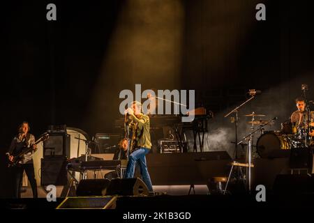 Las Vegas, États-Unis. 17th septembre 2022. Les Arctic Monkeys se déroulent au Downtown Stage le premier jour du festival de musique The Life is Beautiful Music Festival qui a lieu dans le centre-ville de Las Vegas, en Nevada, le 16 septembre 2022. (Photo par Alive Coverage/Sipa USA) crédit: SIPA USA/Alay Live News Banque D'Images