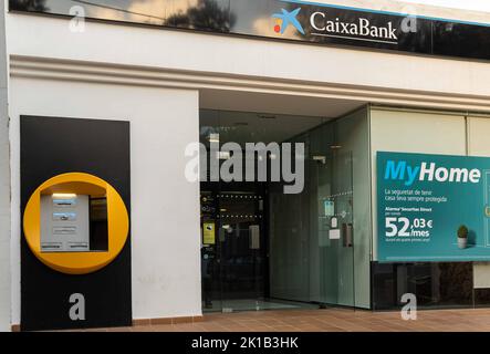 Cala d'Or, Espagne; septembre 10 2022: Clôture d'un guichet automatique de la banque CaixaBank, dans la ville majorquine d'Arta Banque D'Images