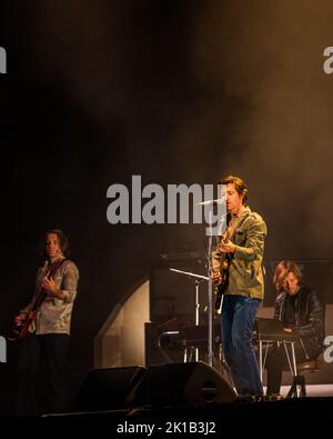 Las Vegas, États-Unis. 17th septembre 2022. Les Arctic Monkeys se déroulent au Downtown Stage le premier jour du festival de musique The Life is Beautiful Music Festival qui a lieu dans le centre-ville de Las Vegas, en Nevada, le 16 septembre 2022. (Photo par Alive Coverage/Sipa USA) crédit: SIPA USA/Alay Live News Banque D'Images