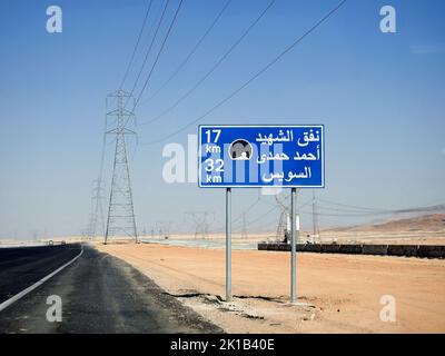 Suez, Egypte, 12 août 2022: Panneau de signalisation routière en arabe sur l'autoroute du Caire de Suez, Traduction (tunnel de Martyr Ahmed Hamdi à 17 KM, Suez à 32 KM), Ahmed Hamdy Banque D'Images