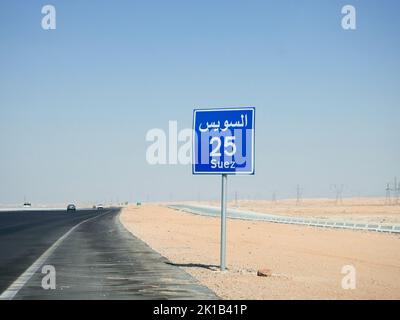 Suez, Egypte, 12 août 2022: Un panneau de signalisation routière dans Suez l'autoroute du Caire donne la distance restante jusqu'à la ville de Suez 25 KM vingt-cinq kilomètres écrit Banque D'Images