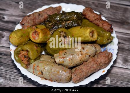 Courge courgettes garnies Mahshi, aubergines, feuilles de raisin enveloppées, poivrons fourrés de riz blanc, oignon, persil, aneth et coriandre et bœuf alimentaire Banque D'Images