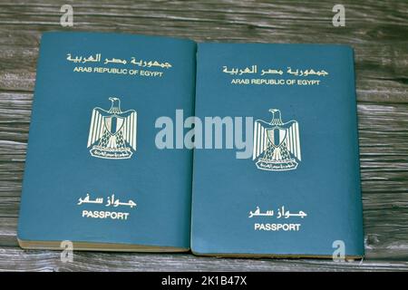 Passeport égyptien isolé sur fond de bois, passeport de la république arabe d'Égypte avec l'aigle d'or républicain sur sa couverture et le roi Toutankhamon Banque D'Images