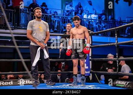 Londres, Royaume-Uni. 16th septembre 2022. Masoud Abdullah vd Stefan Nicolae - Super-Featherweight Contest pendant Frank Warren présente Bentley vs Morrison Fightnight à York Hall vendredi, 16 septembre 2022 à LONDRES (usage éditorial seulement, licence requise pour un usage commercial. Aucune utilisation dans les Paris, les jeux ou les publications d'un seul club/ligue/joueur.) Credit: Taka G Wu/Alay Live News Banque D'Images