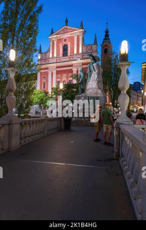Ville de Ljubljana, Slovénie., vue du pont triple à l'église franciscaine de l'Annonciation sur la place Preseren la nuit Banque D'Images