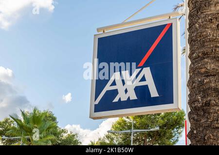 Cala d'Or, Espagne; septembre 10 2022: Affiche de la compagnie d'assurance multinationale AXA, dans la ville de Majorque de Cala d'Or, Espagne Banque D'Images