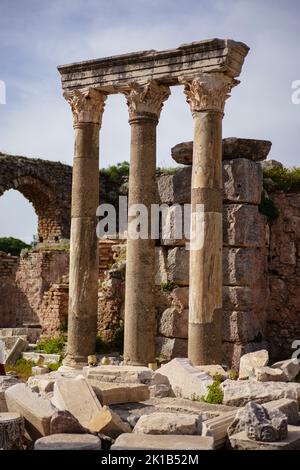 Ancienne colonne classique cassée dans un amphithéâtre. Banque D'Images