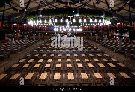 Munich, Allemagne. 17th septembre 2022. Des tables de bière et des bancs se tiennent dans un chapiteau avant l'ouverture de l'Oktoberfest. Credit: Sven Hoppe/dpa/Alay Live News Banque D'Images