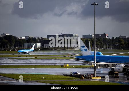 Schiphol, pays-Bas. 17th septembre 2022. 2022-09-17 10:49:30 SCHIPHOL - Un avion KLM atterrit à l'aéroport de Schiphol. KLM a commencé à annuler les voyages aériens pour les passagers au départ de Schiphol afin d'éviter les foules non durables. 34 vols seront annulés le samedi et KLM étudie toujours le nombre de voyages qui seront affectés le dimanche et le lundi. ANP RAMON VAN FLYMEN pays-bas - belgique Out crédit: ANP/Alay Live News Banque D'Images