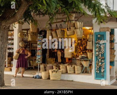 Cala d'Or, Espagne; septembre 10 2022: Souvenir avec des produits artisanaux en osier typiques de l'île de Majorque, Espagne Banque D'Images