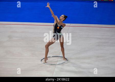 Moscou, Russie. 12th septembre 2022. Anastasia Guzenkova effectue sa routine de cerceau dans une qualification au Spartakiad d'été 2022 tout-russe en gymnastique rythmique au Palais de gymnastique Irina Viner-Usmanova à Luzhniki à Moscou, Russie Banque D'Images