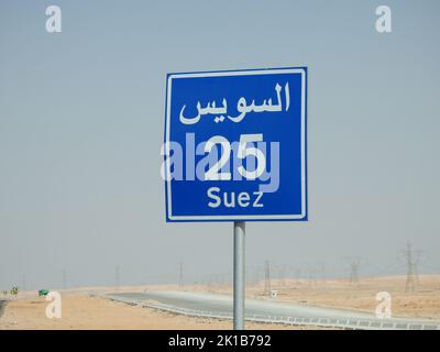 Suez, Egypte, 12 août 2022: Un panneau de signalisation routière dans Suez l'autoroute du Caire donne la distance restante jusqu'à la ville de Suez 25 KM vingt-cinq kilomètres écrit Banque D'Images