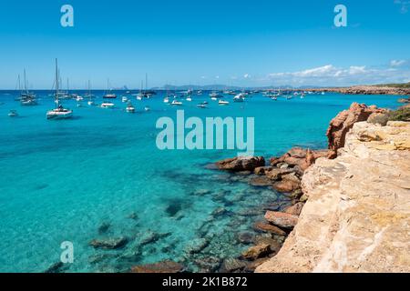 Vue panoramique de Cala Saona avec des voiliers ancrés dans la mer Méditerranée Banque D'Images