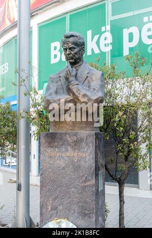 Pristina, Kosovo - 5 juin 2022 : buste de Robert Joseph Dole, homme politique américain. Banque D'Images