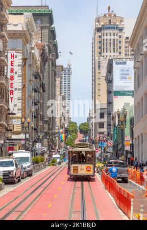 San Francisco, Etats-Unis - 7 juin 2022: Téléphérique historique Powell Hyde Line au terminal de Powell Street à Market Street dans le centre-ville de San Francisco, Californie Banque D'Images