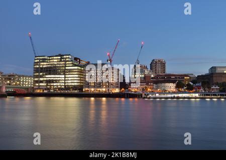 Riverside House, Shakespeare's Globe and Bankside Pier, New Globe Walk, Bankside, Southwark, Londres, Royaume-Uni Banque D'Images