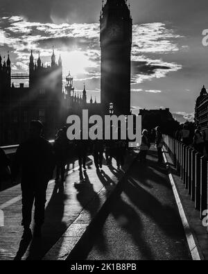 Image en noir et blanc de grandes files d'attente sur le pont de Westminster attendant de rendre hommage à la Reine qui était dans l'État de Westminster Hall. Banque D'Images