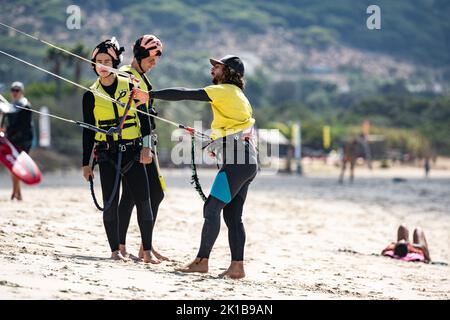Sports nautiques sur la plage de Tarifa, Espagne. Banque D'Images