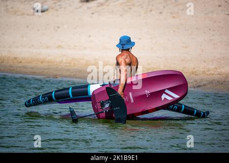 Sports nautiques sur la plage de Tarifa, Espagne. Banque D'Images