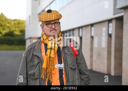 Les supporters de Hull City attendent le bus de l'écurie au Swansea.com Stadium pendant le match de championnat Sky Bet Swansea City vs Hull City au Swansea.com Stadium, Swansea, Royaume-Uni, 17th septembre 2022 (photo de Mike Jones/News Images) Banque D'Images