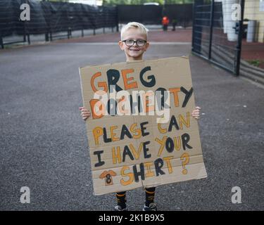 Les supporters de Hull City attendent le bus de l'écurie au Swansea.com Stadium pendant le match de championnat Sky Bet Swansea City vs Hull City au Swansea.com Stadium, Swansea, Royaume-Uni, 17th septembre 2022 (photo de Mike Jones/News Images) Banque D'Images