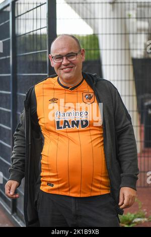 Les supporters de Hull City attendent le bus de l'écurie au Swansea.com Stadium pendant le match de championnat Sky Bet Swansea City vs Hull City au Swansea.com Stadium, Swansea, Royaume-Uni, 17th septembre 2022 (photo de Mike Jones/News Images) Banque D'Images