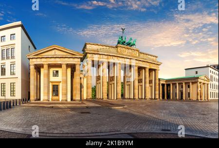 Brandenburger Tor ou porte de Brandebourg au coucher du soleil, Berlin, Allemagne Banque D'Images