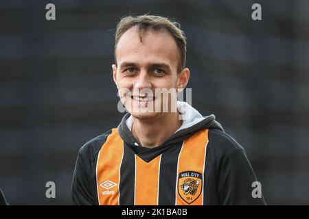 Les supporters de Hull City attendent le bus de l'écurie au Swansea.com Stadium pendant le match de championnat Sky Bet Swansea City vs Hull City au Swansea.com Stadium, Swansea, Royaume-Uni, 17th septembre 2022 (photo de Mike Jones/News Images) Banque D'Images