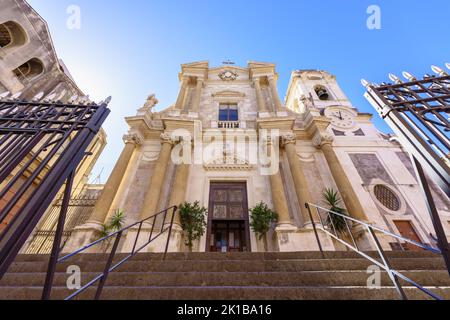 Vue à angle bas de l'église Santa Maria dell'Aiuto, bâtiment religieux baroque à Catane, Italie Banque D'Images