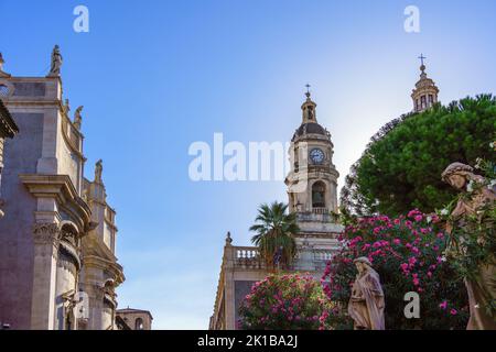 Cathédrale de Catane Duomo et Chiesa della Badia di Sant'Agata paysage urbain constructions baroques siciliennes construites au 17th siècle Banque D'Images