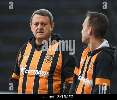 Les supporters de Hull City attendent le bus de l'écurie au Swansea.com Stadium pendant le match de championnat Sky Bet Swansea City vs Hull City au Swansea.com Stadium, Swansea, Royaume-Uni, 17th septembre 2022 (photo de Mike Jones/News Images) Banque D'Images