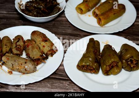 Courge courgettes garnies Mahshi, aubergines, feuilles de raisin et poivrons fourrés de riz blanc, oignon, persil, aneth et coriandre, arabe E Banque D'Images