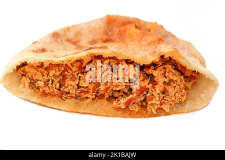 Sandwich Shakshouka fait d'œuf cuit dans une riche sauce tomate avec oignon, ail, tomates et huile d'olive, foyer sélectif d'un pain plat farci avec Banque D'Images