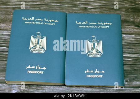 Passeport égyptien isolé sur fond de bois, passeport de la république arabe d'Égypte avec l'aigle d'or républicain sur sa couverture et le roi Toutankhamon Banque D'Images