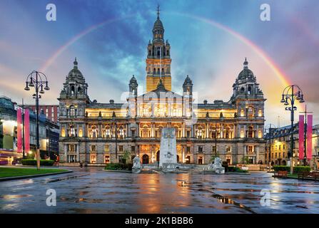 Rainbow over Glasgow City Chambers et George Square, Écosse - Royaume-Uni Banque D'Images