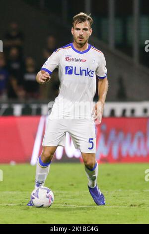 LecceÕs le défenseur croate Marin Pongracic contrôle le ballon pendant la série Un match de football entre Salernitana et Lecce au stade Arechi à Salerne, dans le sud de l'Italie, sur 16 septembre 2021. Banque D'Images