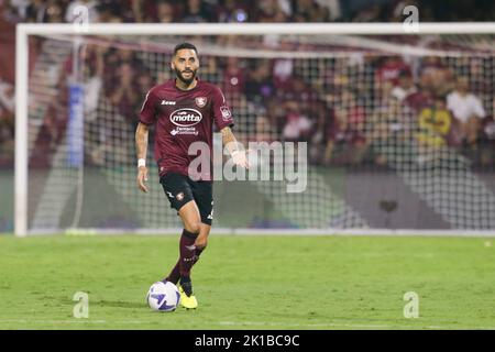 Dylan Bronn, le défenseur tunisien de Salerntana, contrôle le ballon lors du match de football de la série A entre Salerntana et Lecce au stade Arechi de Salerne, dans le sud de l'Italie, sur 16 septembre 2021. Banque D'Images