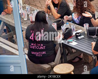 Une fête d'anniversaire de 40th ans dans un bar Brighton Banque D'Images